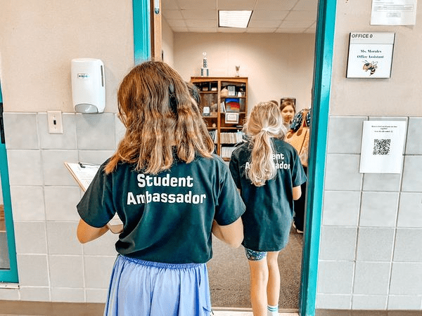 NEISD Hardy Oak Student Ambassadors direct student to classroom